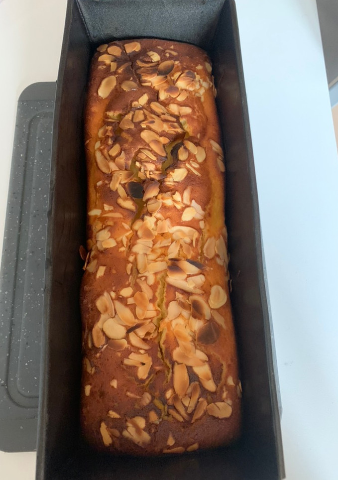 Una foto de Bizcocho de yogurt 🍌🍌 con almendras‼️