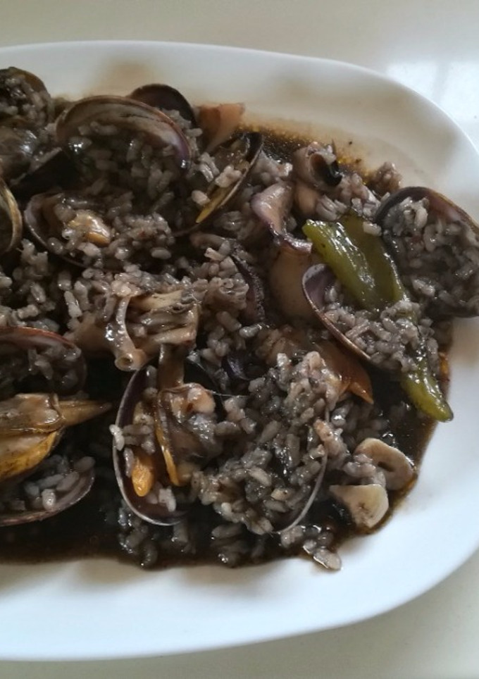 Una foto de Arroz negro con almejas y all y oli