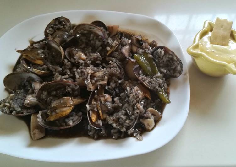 Arroz negro con almejas y all y oli