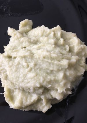 Una foto de Puré de coliflor y palta