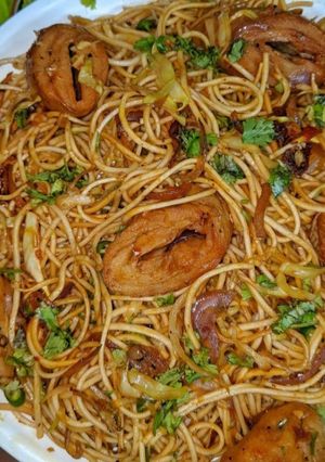 शेजवान नूडल्स(Schezwan noodles recipe in hindi) रेसिपी मुख्य फोटो