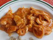 Una foto de lomo de cerdo con salsa de comino