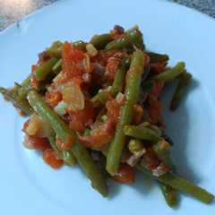 Una foto de Judías verdes con tomate, jamón y pimiento morrón
