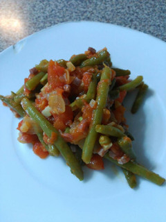Una foto de Judías verdes con tomate, jamón y pimiento morrón