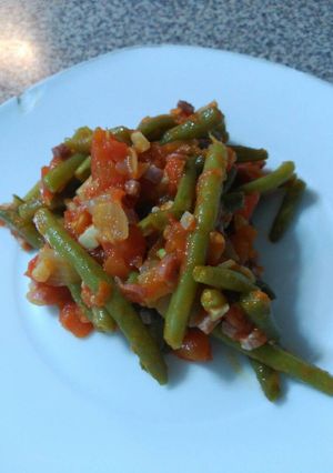 Una foto de Judías verdes con tomate, jamón y pimiento morrón