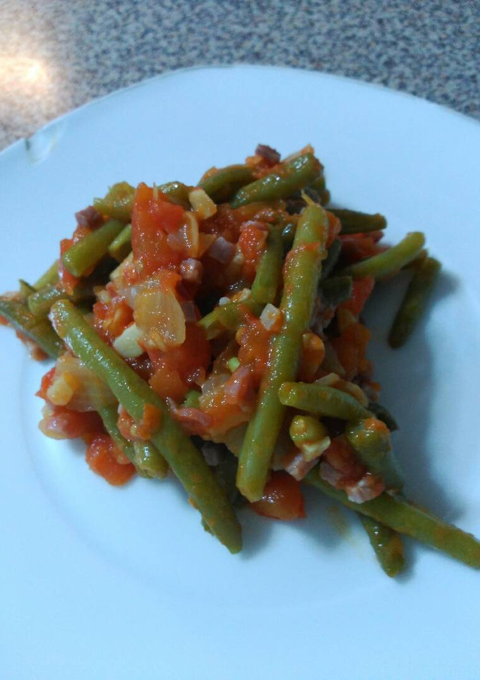 Una foto de Judías verdes con tomate, jamón y pimiento morrón