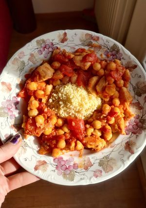 Una foto de Cuscús con guiso de pollo con garbanzos