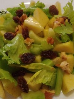 Una foto de Ensalada de apio con manzana, nueces y pasas
