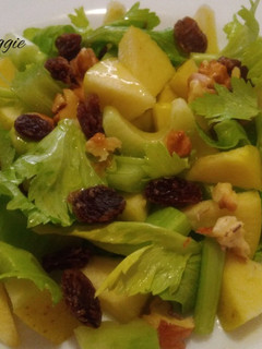 Una foto de Ensalada de apio con manzana, nueces y pasas