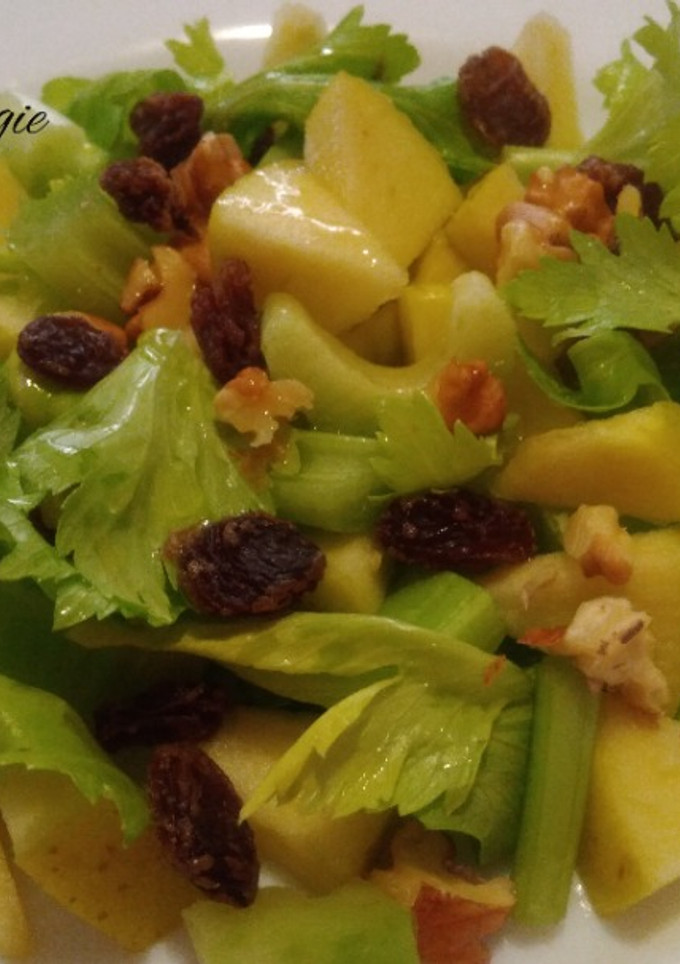 Una foto de Ensalada de apio con manzana, nueces y pasas