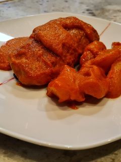 Una foto de Solomillo de cerdo con salsa de piquillos y tomate