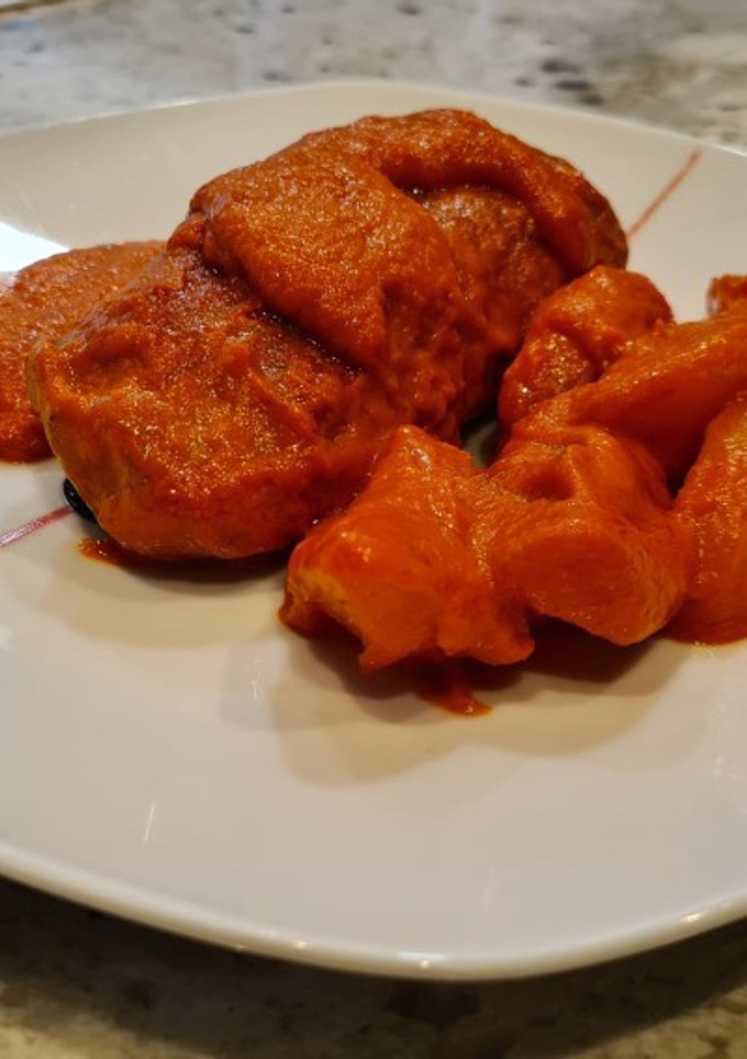 Una foto de Solomillo de cerdo con salsa de piquillos y tomate