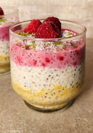 Una foto de 🌈Chía pudding con avena trasnochada tres colores 🌈 Frambuesa, mango y coco 🌈