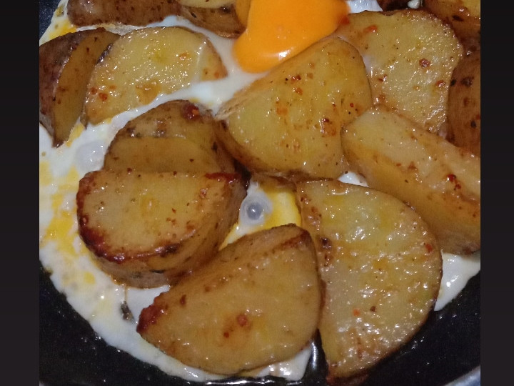 Cara Gampang Menyiapkan Potato Wedges Mix Sunny Side Up Egg 🥔🍳 (Versi Kos) yang Bikin Ngiler