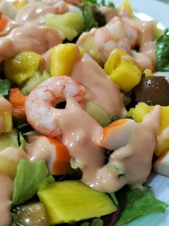 Una foto de Cóctel de gambas tropical