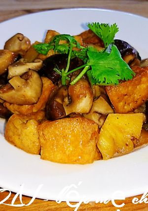 Hình của món Đậu hũ, nấm kho thơm chay.