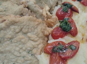 Una foto de Marineras con puré y tomates confitados