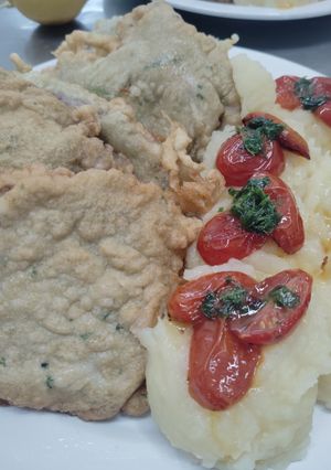 Una foto de Marineras con puré y tomates confitados