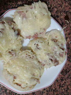 Una foto de Pintxos o tostas de bacon y burger