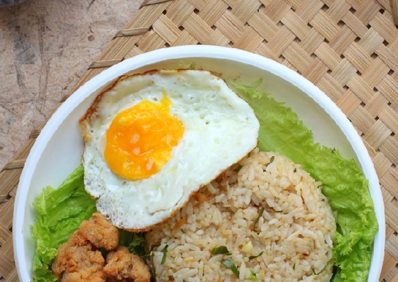 Nasi Goreng Daun Jeruk Ayam Krispi