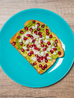Foto principal de Tostada de aguacate con granada