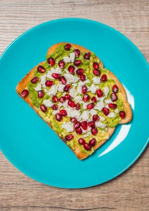Una foto de Tostada de aguacate con granada