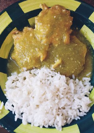 Una foto de Tortitas de pollo en salsa verde