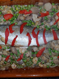 Una foto de Lubina la horno con gambas