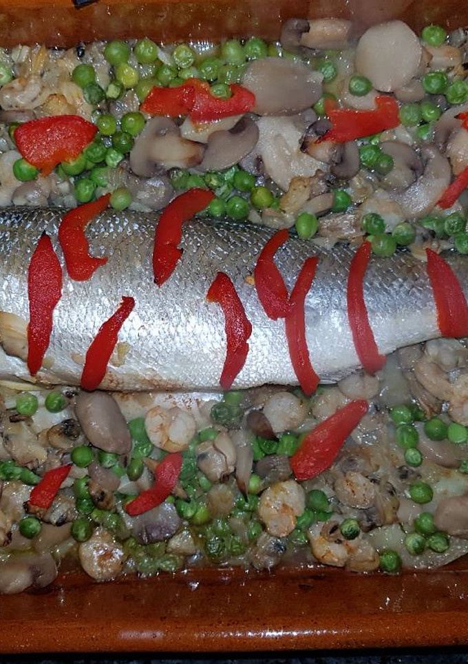 Una foto de Lubina la horno con gambas