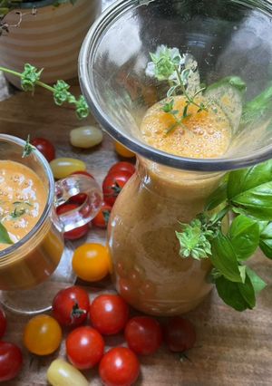 Une photo de 🍹Gaspacho tomates cerises 🍒 herbes de Provence 🍃🌱🌿