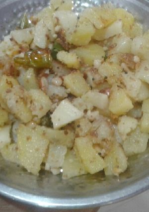 बटाटा उपवास भाजी (batata bhaji recipe in marathi) रेसिपी चे मुख्य फोटो 