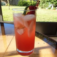A picture of Raspberry Bourbon Lemonade.