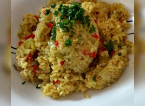 Una foto de 🇮🇳⚜️ Arroz Hindú al Curry ⚜️🇮🇳 #comidahindu #vegan