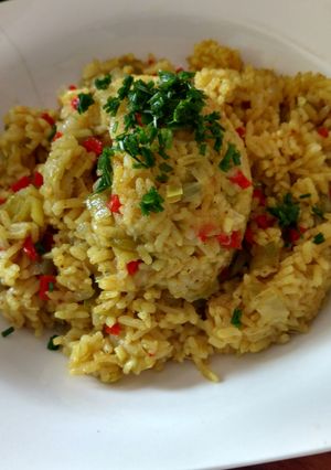 Una foto de 🇮🇳⚜️ Arroz Hindú al Curry ⚜️🇮🇳 #comidahindu #vegan