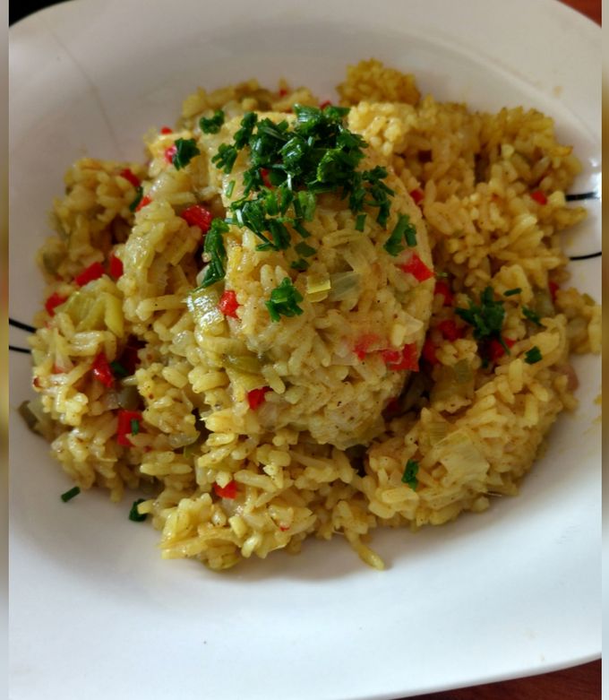 Una foto de 🇮🇳⚜️ Arroz Hindú al Curry ⚜️🇮🇳 #comidahindu #vegan