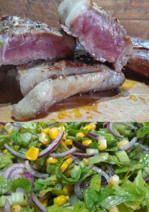Una foto de Tira de lomo a la pimienta con apio, cebolla morada y choclo