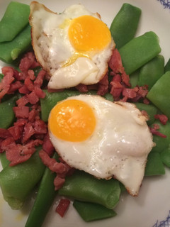 Una foto de Judías con jamón y huevos de codorniz
