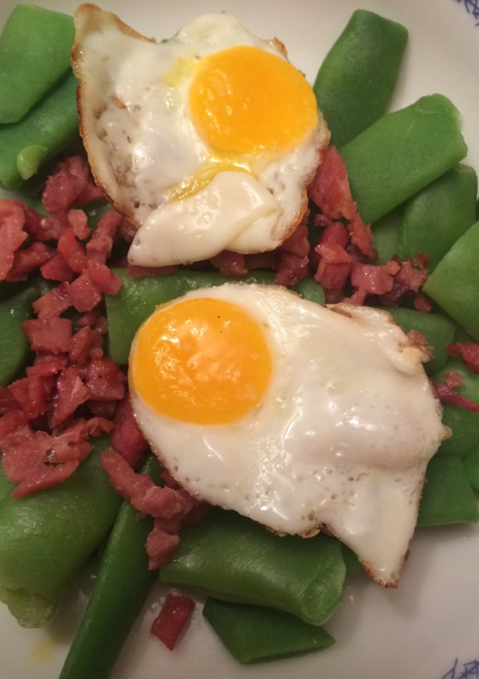Una foto de Judías con jamón y huevos de codorniz