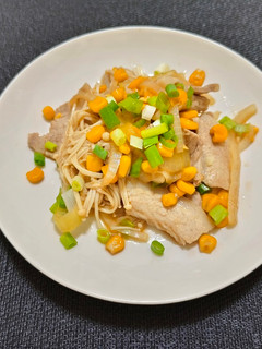 豬五花炒玉米金針菇(簡單料理) 的食譜成品照片