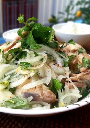Hình của món Gà bóp hành tây.
