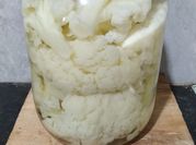 Una foto de pickles de coliflor