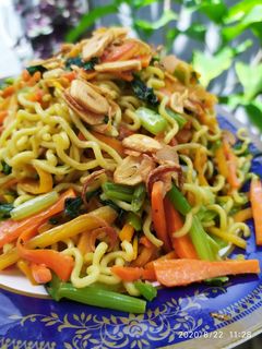 Foto resep Mie Goreng Burung Dara Sederhana