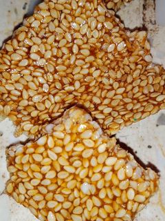 તલ ની ચીકી (Til Chiki Recipe In Gujarati) રેસીપી મુખ્ય ફોટો