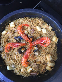 Una foto de Fideuá con gambas