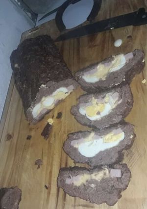 Una foto de Pan de carne con jamón, queso y huevo