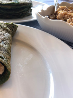 Una foto de Crepes de espinacas rellenos de pollo