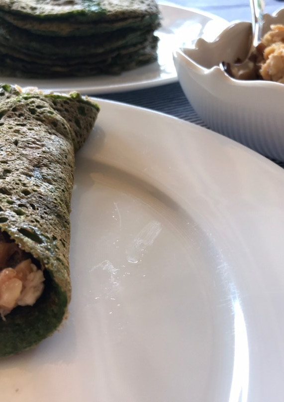 Una foto de Crepes de espinacas rellenos de pollo