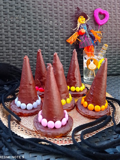 Una foto de Sombreros de brujas con chocolate y sorpresas para Halloween 🧙