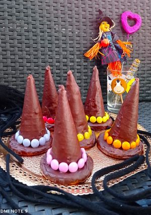 Una foto de Sombreros de brujas con chocolate y sorpresas para Halloween 🧙