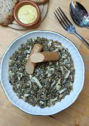 Une photo de 🫘Lentilles vertes à la moutarde au tofu fumé et saucisse fumée